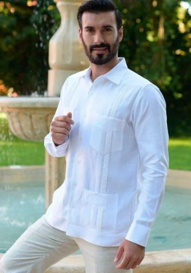 Inspiración de atuendo masculino para boda tropical